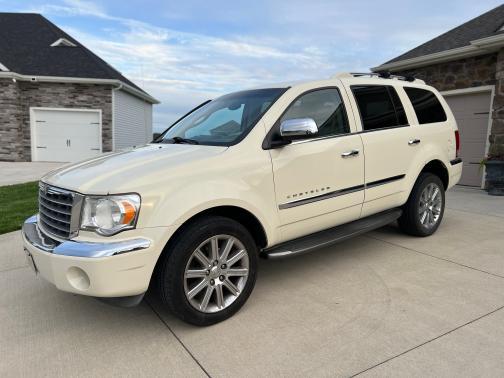 Photo 2 of 18 of 2007 Chrysler Aspen Limited